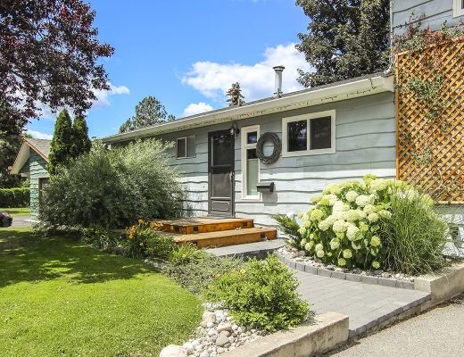 Summer Pool Home - 5 Bdrm w/ Pool - Kelowna