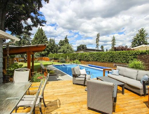 Summer Pool Home - 5 Bdrm w/ Pool - Kelowna