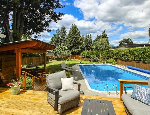 Summer Pool Home - 5 Bdrm w/ Pool - Kelowna