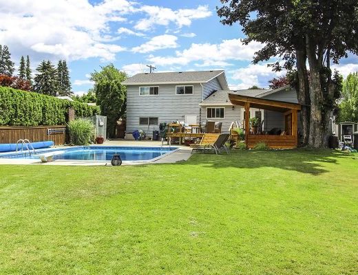 Summer Pool Home - 5 Bdrm w/ Pool - Kelowna