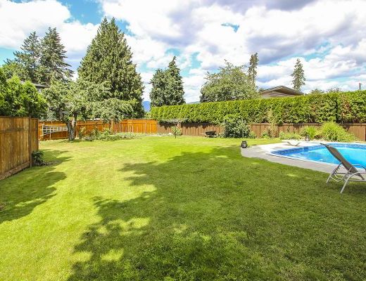 Summer Pool Home - 5 Bdrm w/ Pool - Kelowna