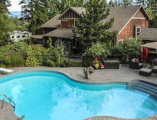 Craftsman Pool Home - 5 Bdrm w/ Pool HT - Kelowna