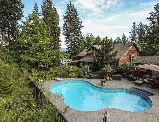 Craftsman Pool Home - 5 Bdrm w/ Pool HT - Kelowna