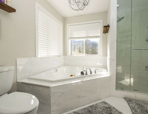 Hillside Hideaway - 4 Bdrm + Den w/ Pool - Kelowna (CVH)