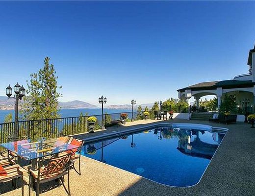 Okanagan Chateau - 5 Bdrm w/ Pool - Kelowna (CVH)