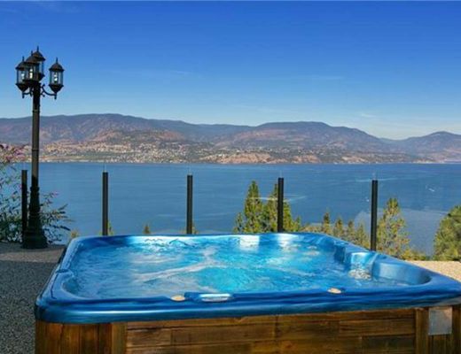 Okanagan Chateau - 5 Bdrm w/ Pool - Kelowna (CVH)