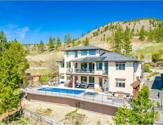 Wine Country Estate - 4 Bdrm HT w/ Pool - West Kelowna