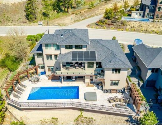 Wine Country Estate - 4 Bdrm HT w/ Pool - West Kelowna