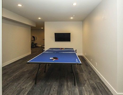 Summer House - 5 Bdrm w/ Heated Pool and Hot tub - West Kelowna (CVH)