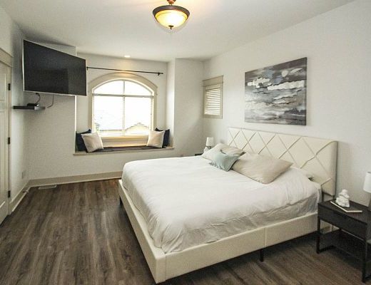 Summer House - 5 Bdrm w/ Heated Pool and Hot tub - West Kelowna (CVH)