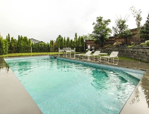 Summer House - 5 Bdrm w/ Heated Pool and Hot tub - West Kelowna (CVH)