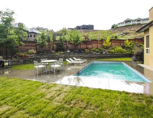 Summer House - 5 Bdrm w/ Heated Pool and Hot tub - West Kelowna (CVH)