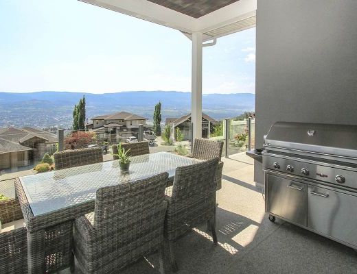 Blue Sky Retreat - 4 Bdrm w/ Pool HT - Kelowna