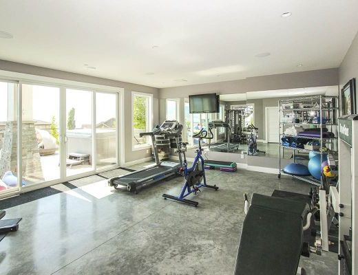 Blue Sky Retreat - 4 Bdrm w/ Pool HT - Kelowna