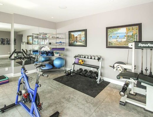 Blue Sky Retreat - 4 Bdrm w/ Pool HT - Kelowna