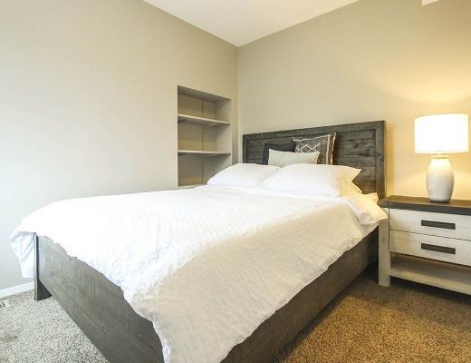 Kelowna Blu - 4 Bdrm w/ Heated Pool - Kelowna (CVH)