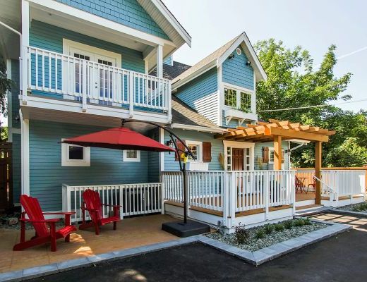 The Blue Manor - 6 Bdrm HT - Kelowna