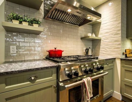 The Blue Manor - 6 Bdrm HT - Kelowna