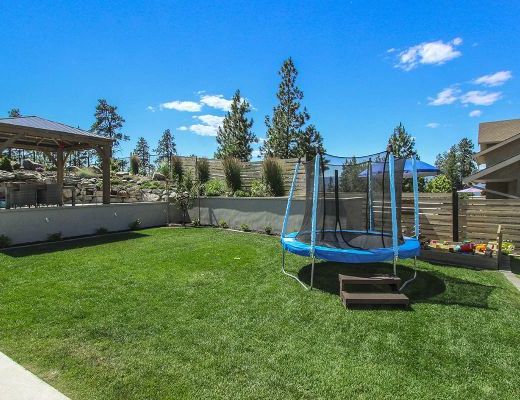 Hillside Hideaway - 4 Bdrm + Den w/ Pool - Kelowna (CVH)