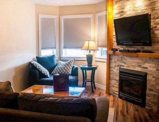 Lord Aberdeen Hotel - 1 Bdrm w/ Alcove (3rd Floor) - Silver Star