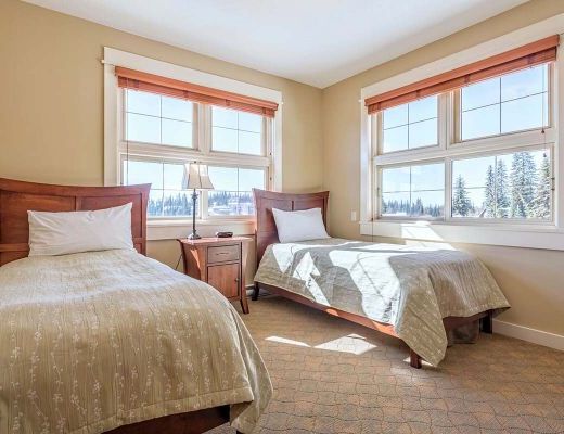 Snowbird Lodge - 3 Bdrm Executive HT (Village) - Silver Star