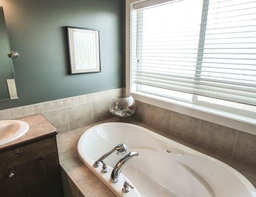 Summer Breeze - 4 Bdrm w/Hot Tub - Kelowna (CVH)