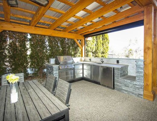 Summer Breeze - 4 Bdrm w/Hot Tub - Kelowna (CVH)