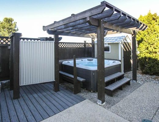 Summer Breeze - 4 Bdrm w/Hot Tub - Kelowna (CVH)