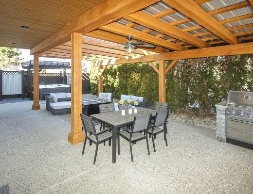 Summer Breeze - 4 Bdrm w/Hot Tub - Kelowna (CVH)