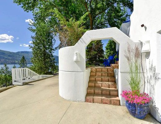 Pura Vida - 3 bdrm Semi lakefront - Kelowna 