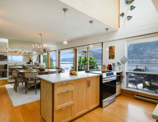 The Waters Edge - 5 Bdrm plus Hot tub - Kelowna (CVH)