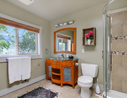 The Waters Edge - 5 Bdrm plus Hot tub - Kelowna (CVH)