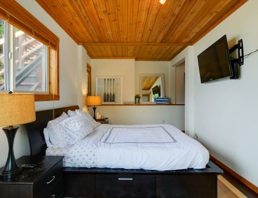 The Waters Edge - 5 Bdrm plus Hot tub - Kelowna (CVH)