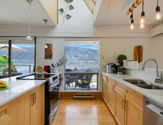 The Waters Edge - 5 Bdrm plus Hot tub - Kelowna (CVH)