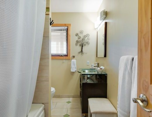 The Waters Edge - 5 Bdrm plus Hot tub - Kelowna (CVH)