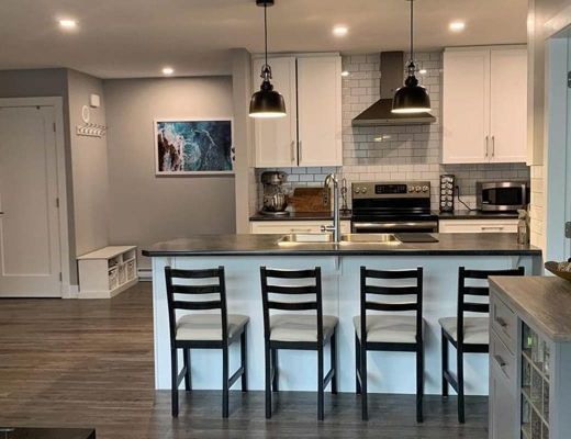 Stay a While Estate - 5 Bdrm Heated Pool and HT - Kelowna