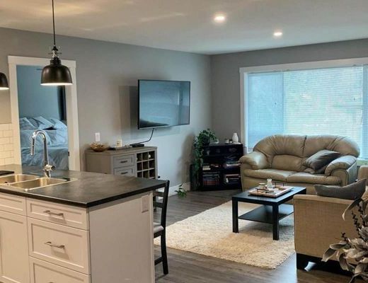 Stay a While Estate - 5 Bdrm Heated Pool and HT - Kelowna