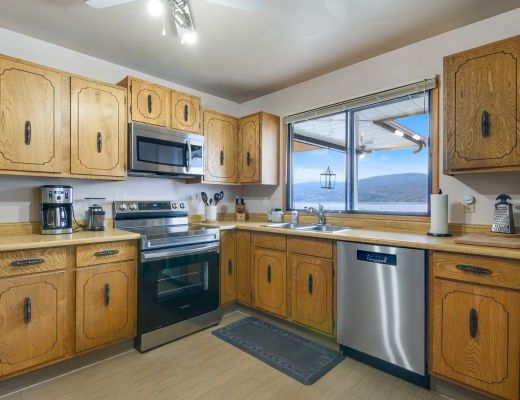 Seclusion Bay Lakehouse 6 Bdrm plus boat lift HT - West Kelowna
