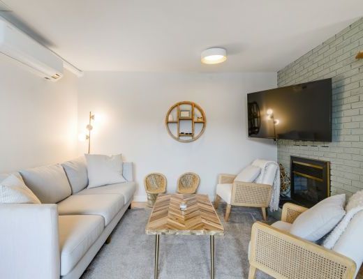 Seclusion Bay Lakehouse 6 Bdrm plus boat lift HT - West Kelowna