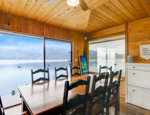 Serene Shore Retreat 6 Bdrm plus boat lift HT - West Kelowna