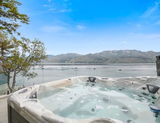 Seclusion Bay Lakehouse 6 Bdrm plus boat lift HT - West Kelowna