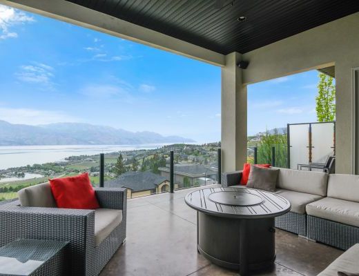 Illustrious Pool Home - 4 Bdrm w/ Pool - West Kelowna (CVH)