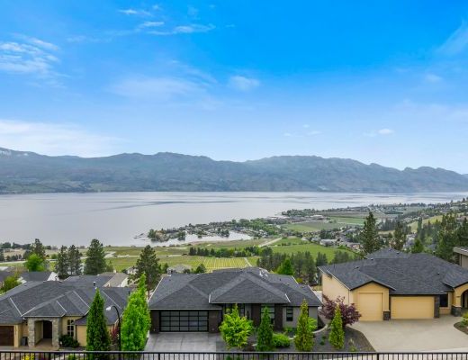 Illustrious Pool Home - 4 Bdrm w/ Pool - West Kelowna (CVH)