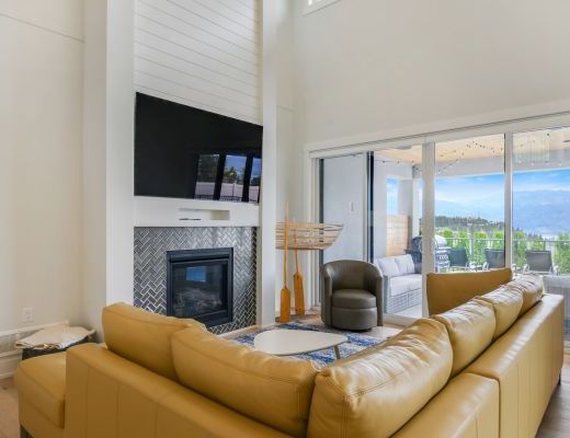 The Lakehouse - 4 Bdrm w/ Heated Pool HT - West Kelowna (CVH)