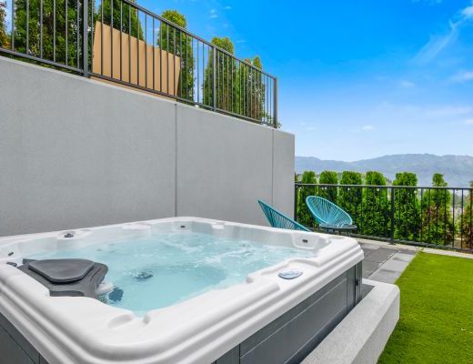 The Lakehouse - 4 Bdrm w/ Heated Pool HT - West Kelowna (CVH)