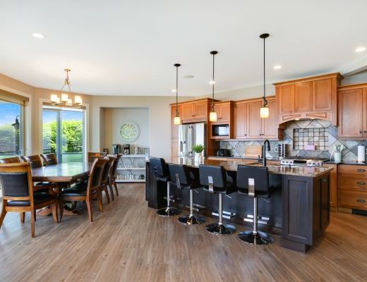 Peak Point Place - 4 Bdrm w/Heated Pool HT - Kelowna (CVH)