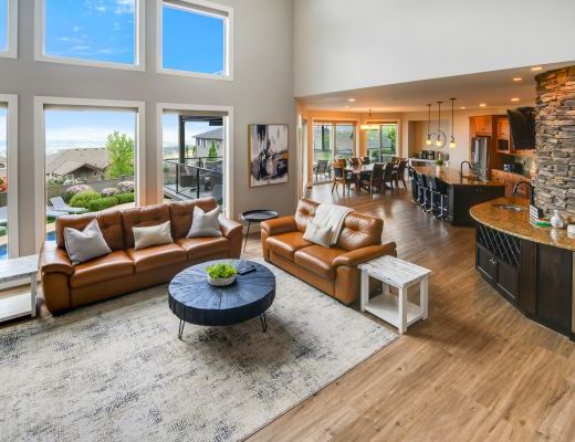 Peak Point Place - 4 Bdrm w/Heated Pool HT - Kelowna (CVH)