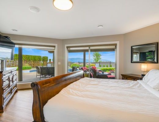 Peak Point Place - 4 Bdrm w/Heated Pool HT - Kelowna (CVH)