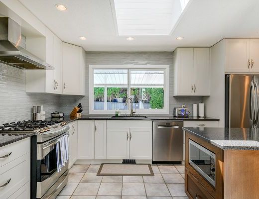 Kelownacation - 5 Bdrm plus Den w/ Pool HT - Kelowna (CVH)