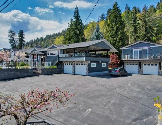 Peachland Beach House - 4 Bdrm w/ Heated Pool - Peachland